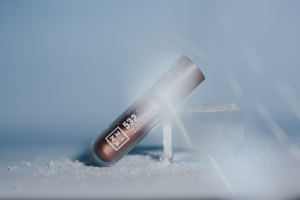 Ombre paupière liquide 3INA dans un univers froid et glacial.